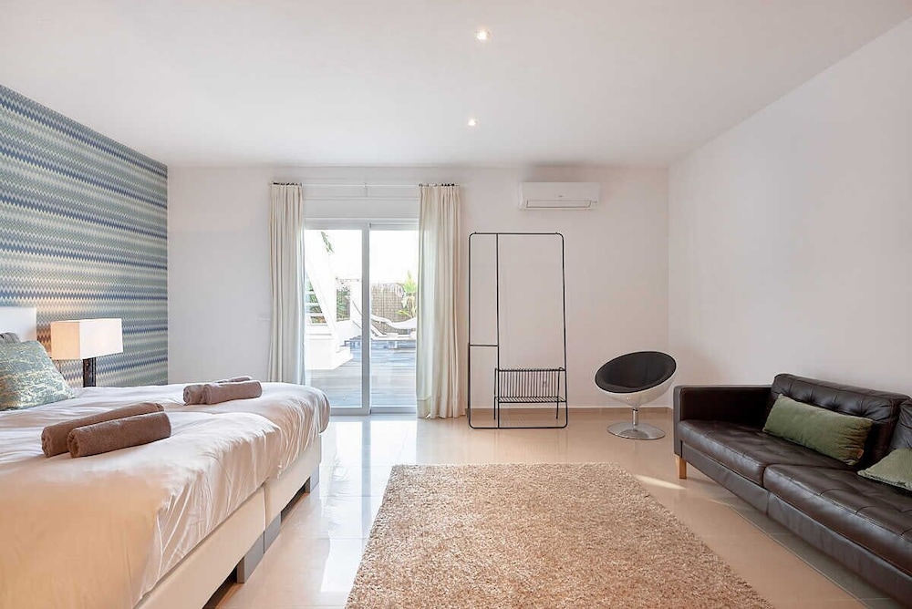 Luxury Villa, 4 Bedrooms photo 3