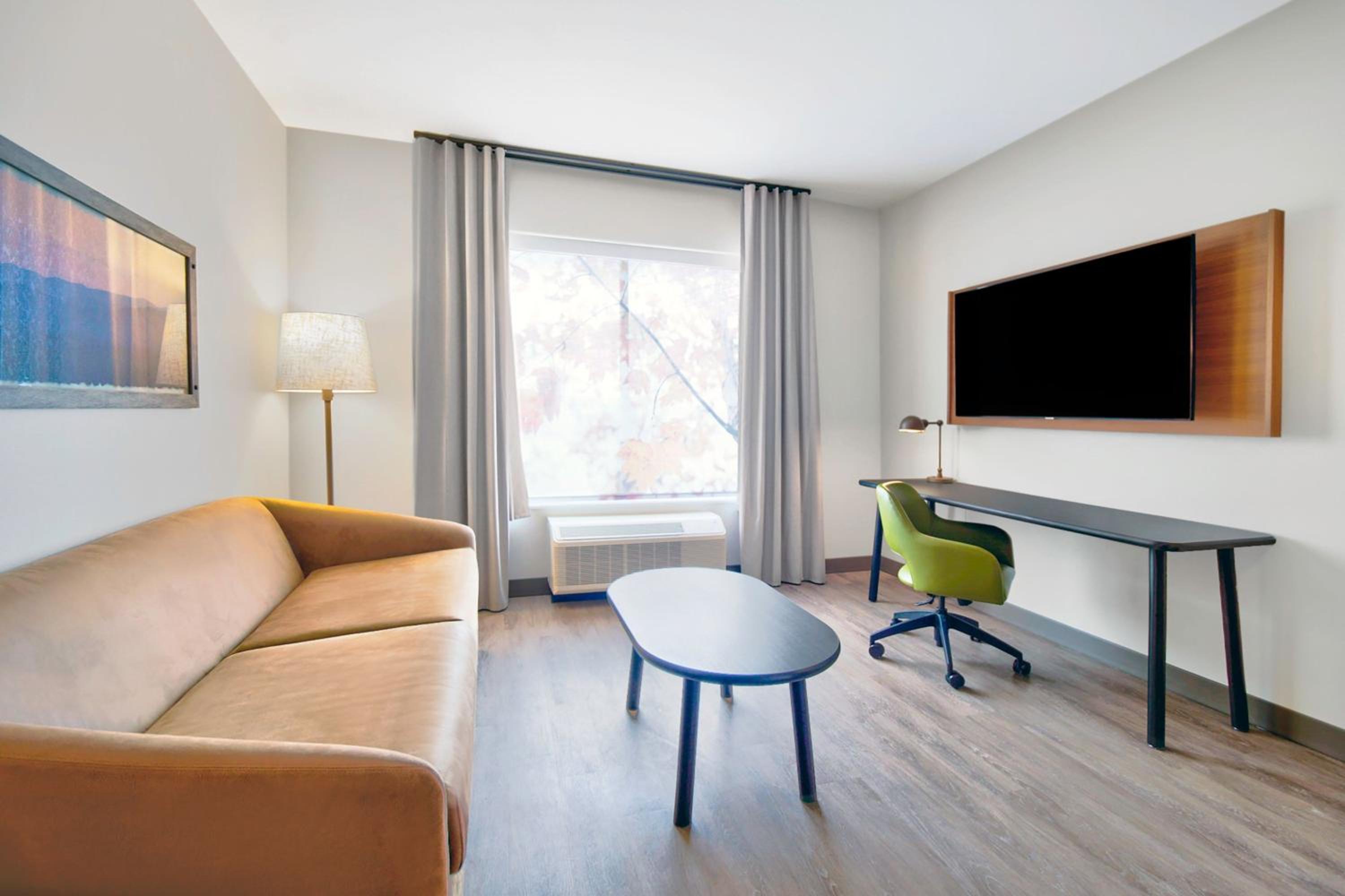 Queen Suite with Two Queen Beds and Sofa Bed - Photo 4
