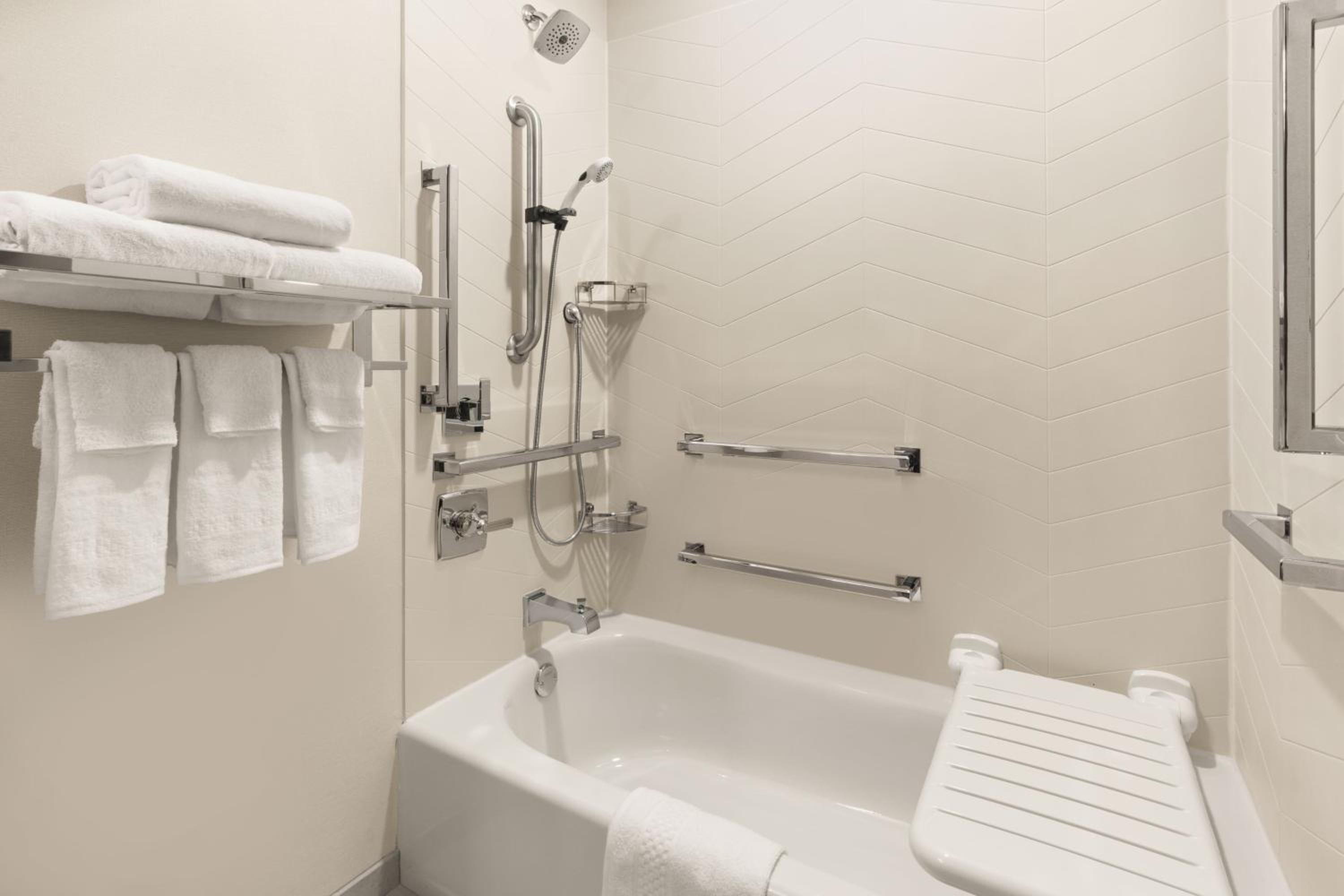 One-Bedroom Queen Suite with Sofa Bed and Adapted Tub - Mobility and Hearing Accessible
