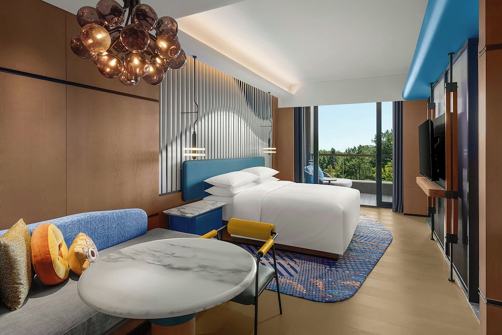 Premium Room, 1 King Bed, Balcony