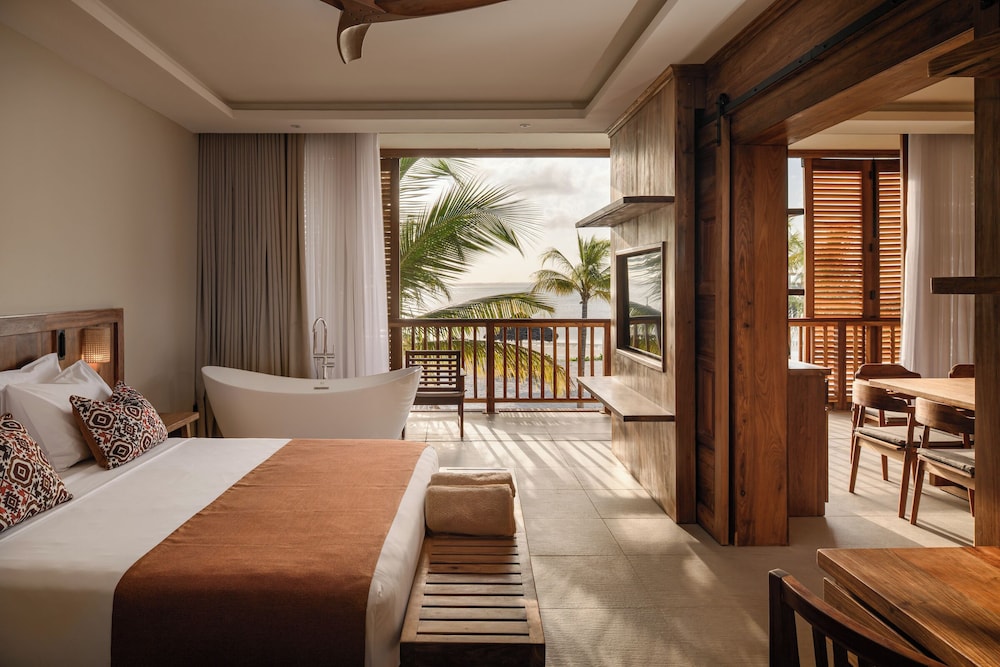 Royal Suite (2 King Beds, Front Ocean View)