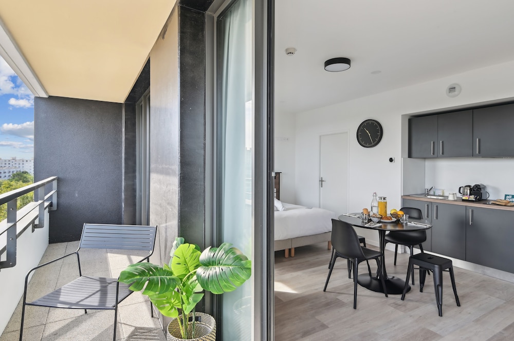 Executive suite, 1 double bed and 1 sofa bed, balcony photo 2