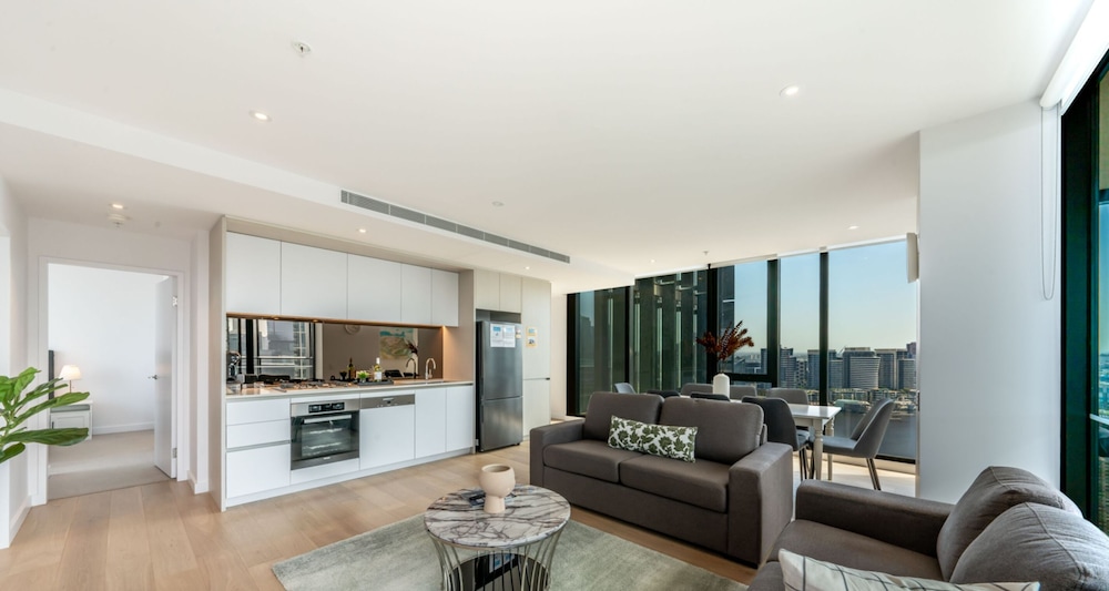 Sky High 3 Bedroom 2 Bathroom Apartment with Stadium & Harbour Views - Photo 5