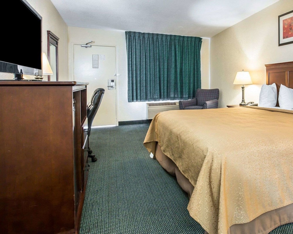 Standard Room, 1 King Bed, Non Smoking - Photo 2