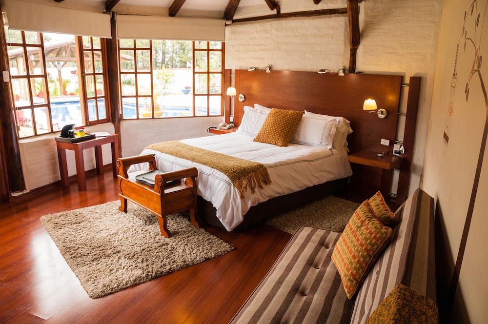 Deluxe Room, 1 King Bed, Garden View, Poolside