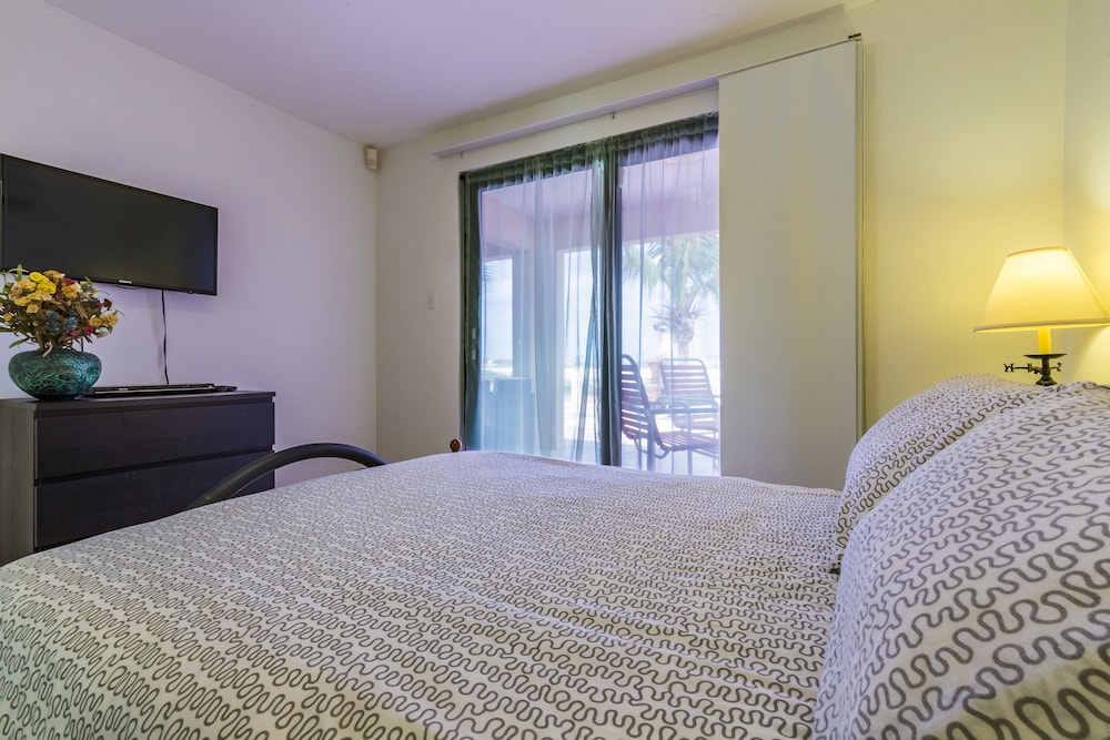 Comfort Apartment, 2 Bedrooms, Poolside photo 1