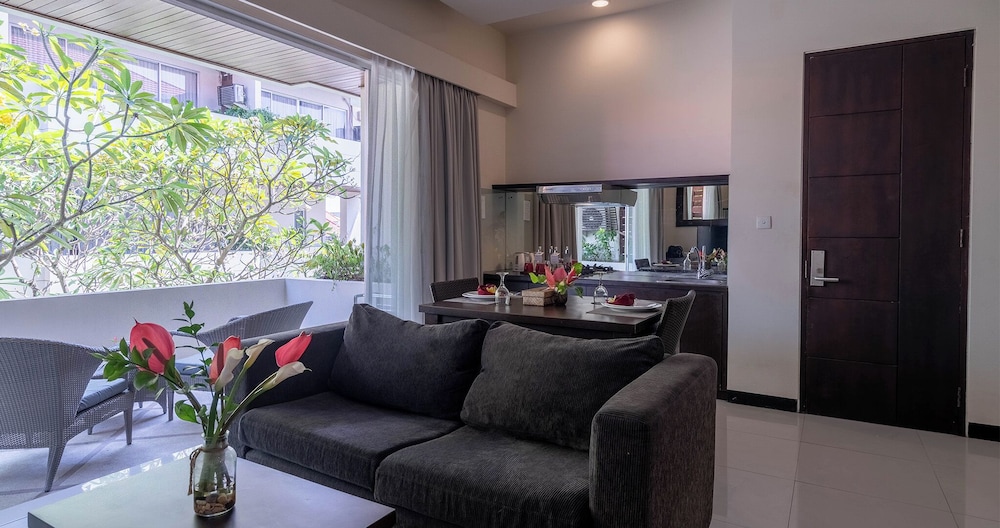 One Bedroom Suite with Pool Access - Photo 3