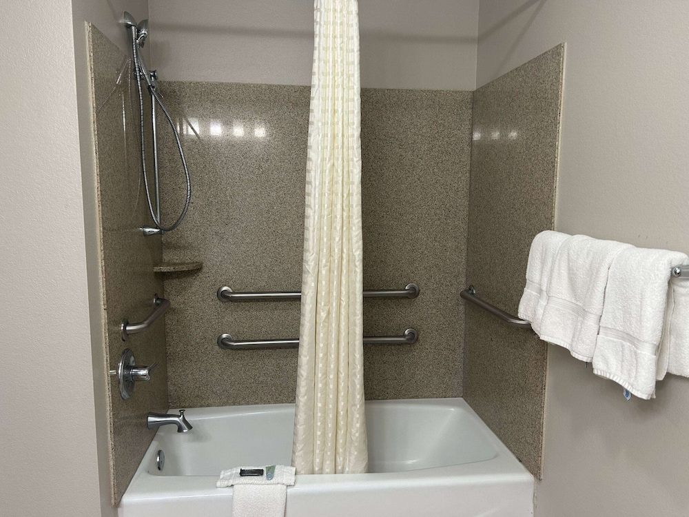 Room, 1 King Bed, Accessible, Non Smoking (Mobility/Hearing, Bathtub w/Grab Bars) - Photo 5