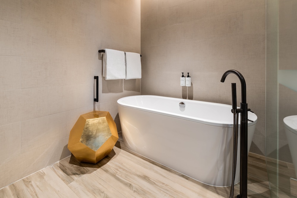Junior Suite, 1 King Bed, Club Lounge Access, City View thumbnail 6