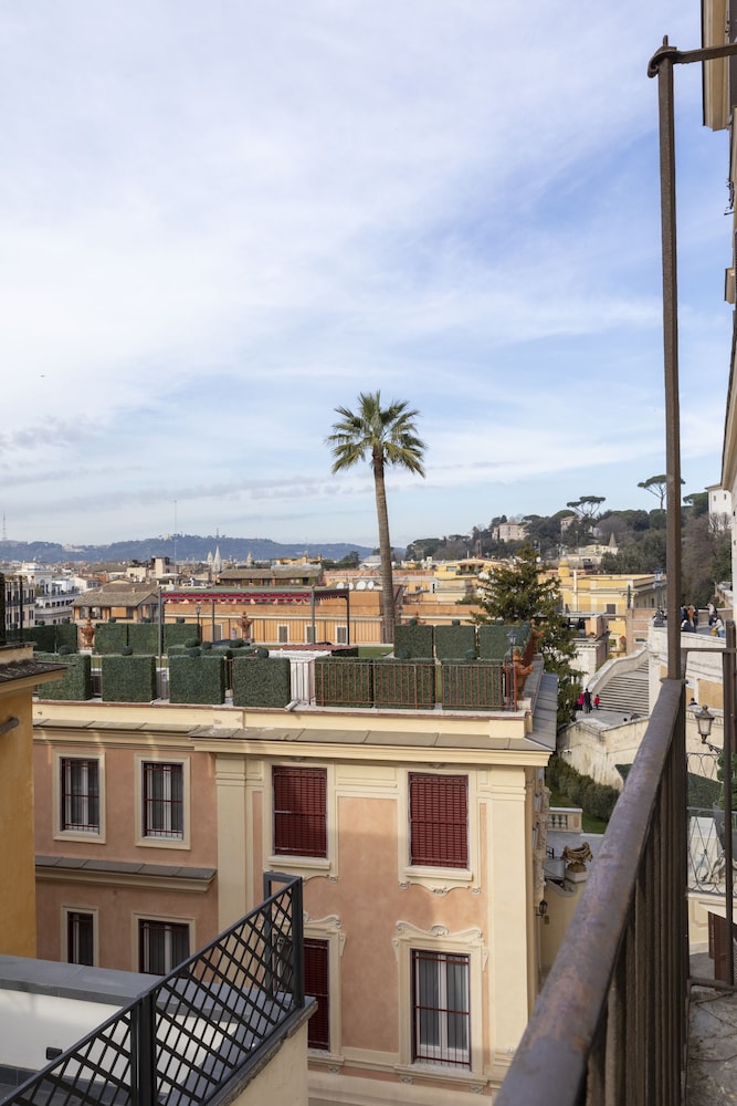 Superior Double or Twin Room, Balcony thumbnail 6