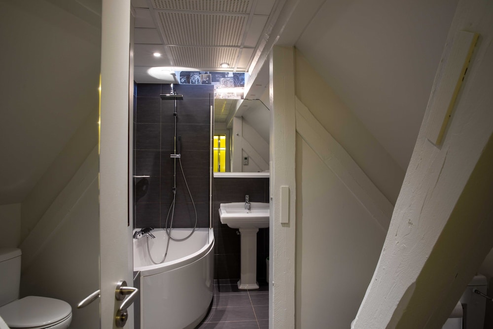 Executive Room - Photo 7