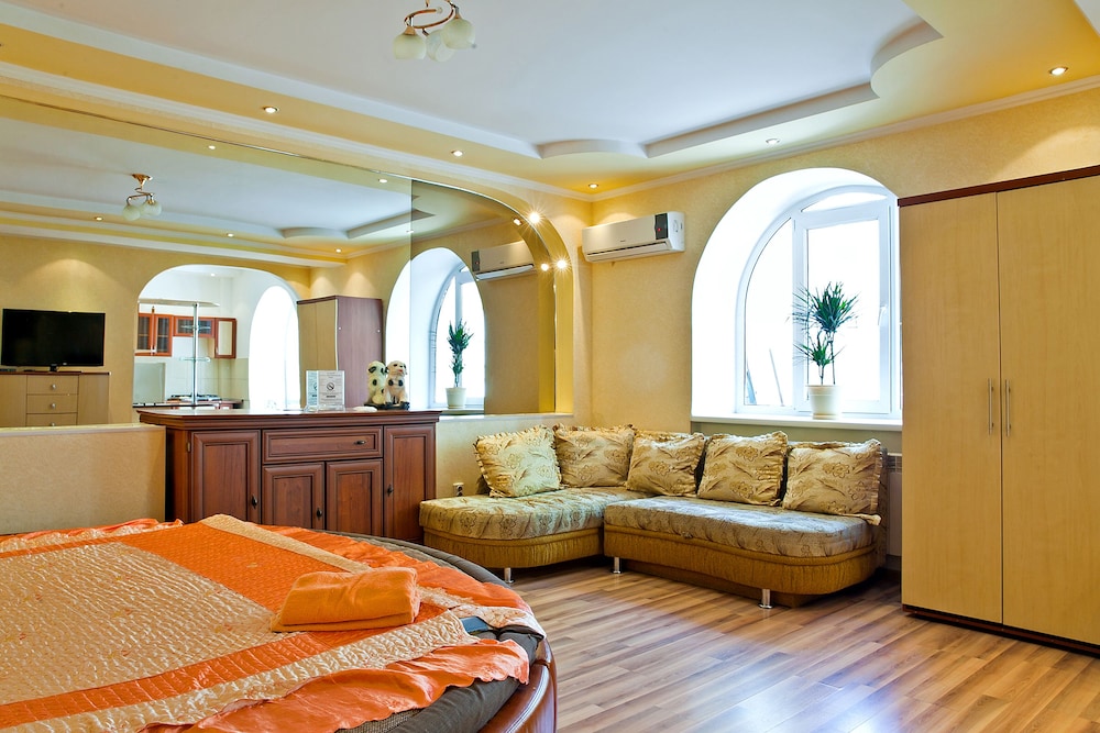 Romantic Studio Suite, Balcony (Zheltoksan Street 78) photo 3