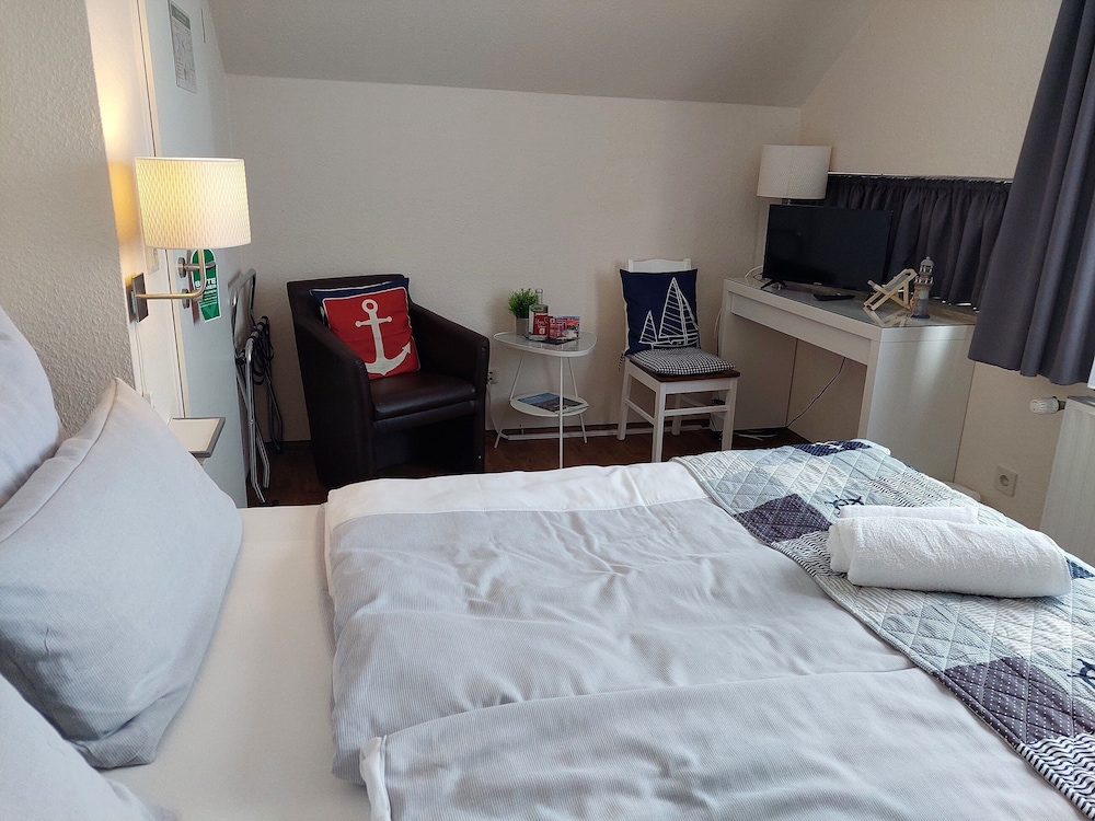 Basic Double Room (External Bathroom) photo 3