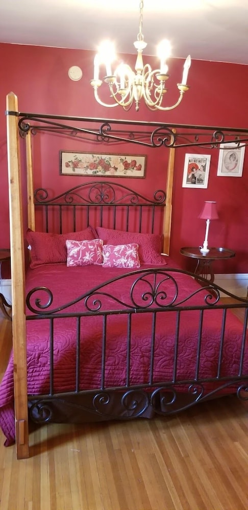 Red Suite, 1 Queen Bed, Private Bathroom, City View