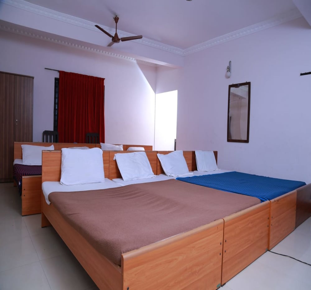 Classic Room, Multiple Beds, Non Smoking photo 2