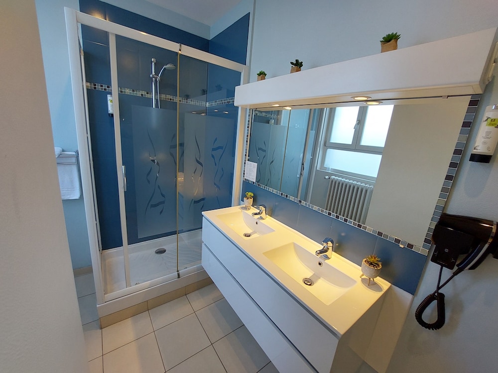 Triple Room, Multiple Beds - Photo 2