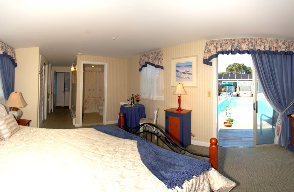 Signature Suite, 1 Queen Bed, Kitchenette, Poolside photo 1