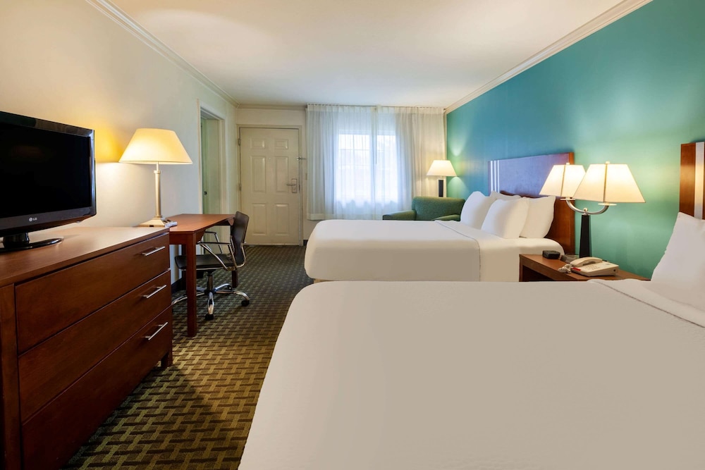Suite, 2 Double Beds, Non Smoking - Photo 2