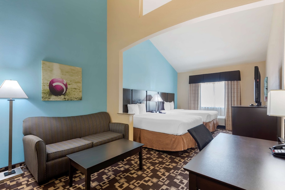 Standard Room, Multiple Beds, Non Smoking, Refrigerator & Microwave (With Sofabed) - Photo 1