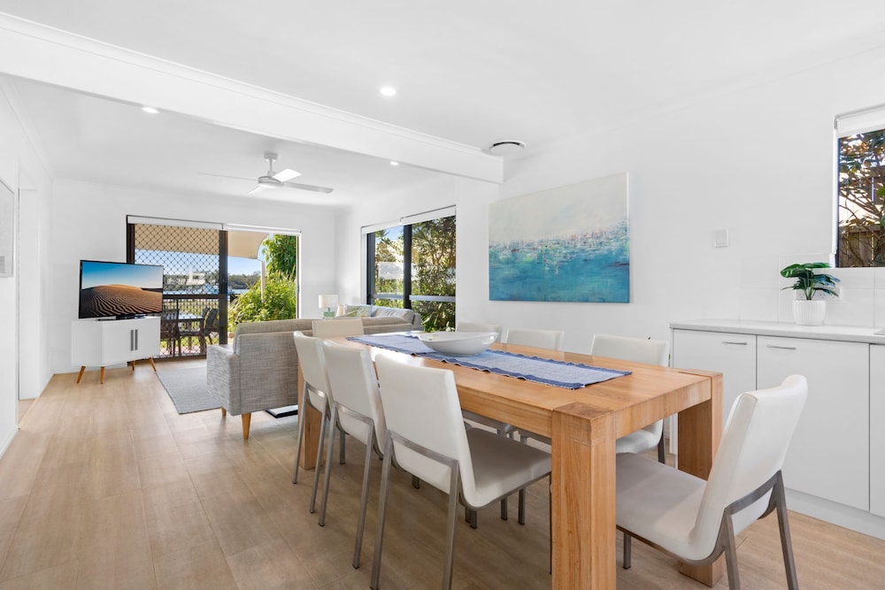 4 Bedrooms Riverside Townhouse photo 2