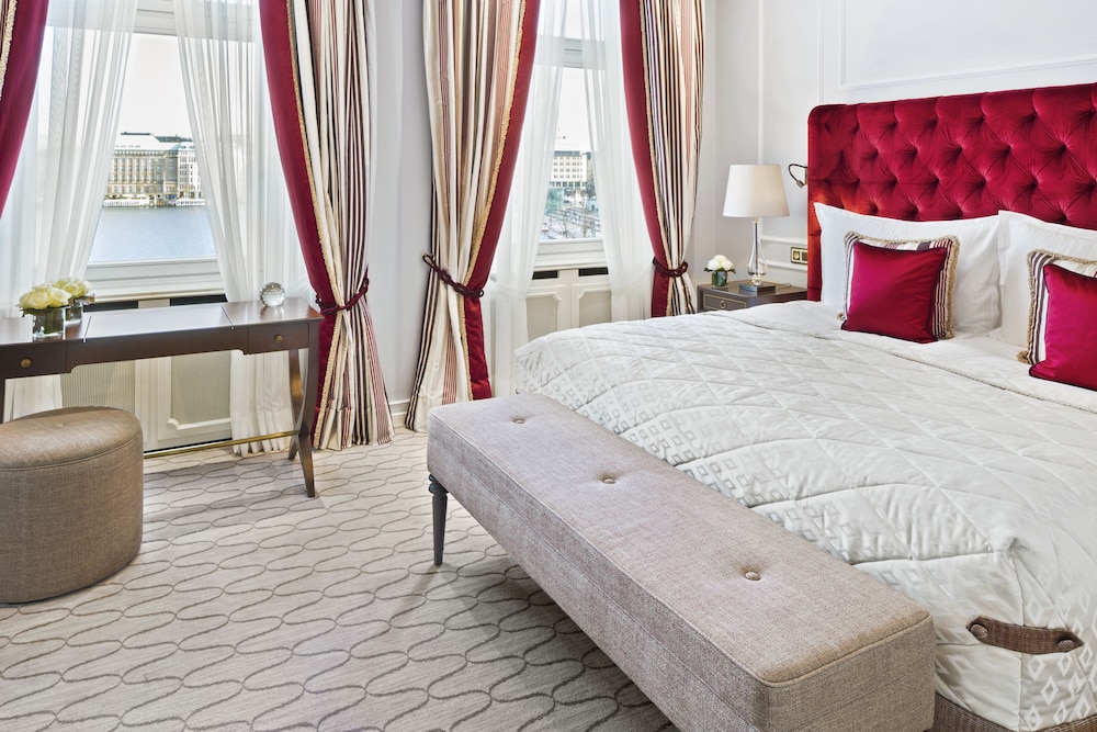 Deluxe Room, 1 King Bed, Lake View photo 2