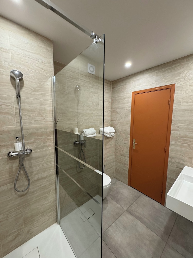 Classic Twin Room - Photo 4
