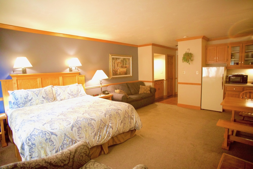 Room, 1 King Bed with Sofa bed (Courtyard) photo 3