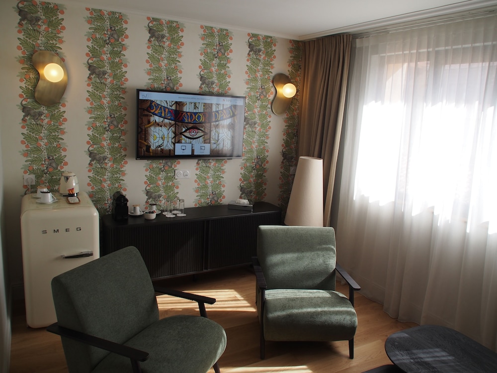 Superior Suite, 1 Queen Bed with Sofa bed - Photo 3