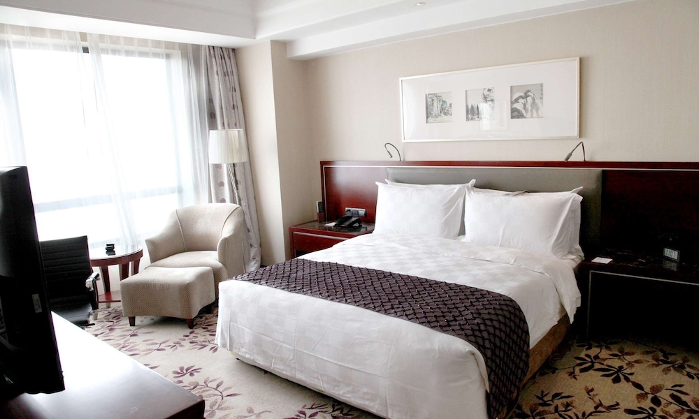 1 KING BED SUITE photo 1