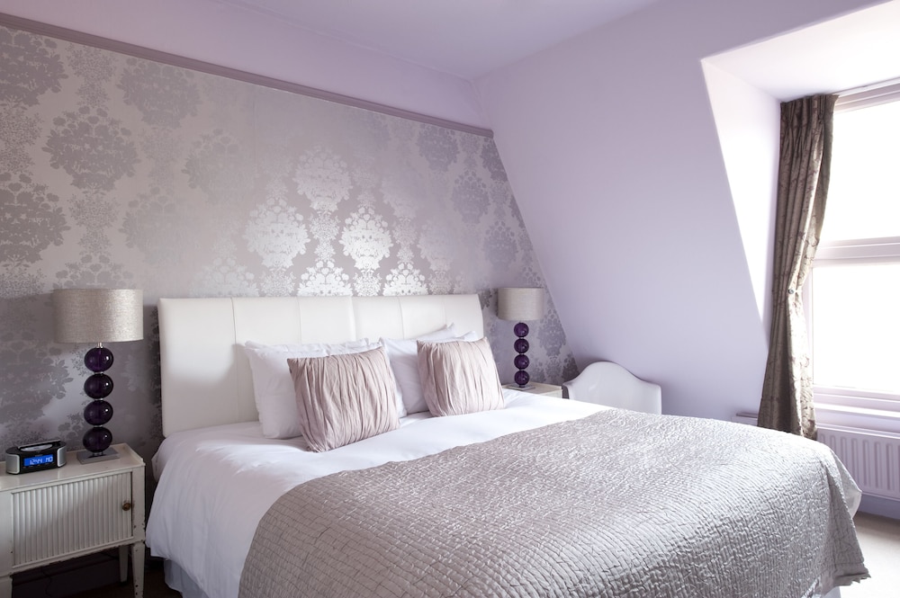 Classic Double or Twin Room, Ensuite photo 2
