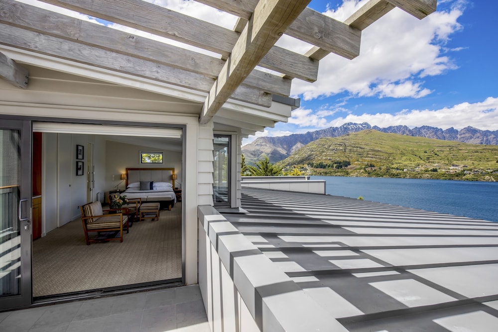 Executive Penthouse, 2 Bedrooms, Lake View thumbnail 6