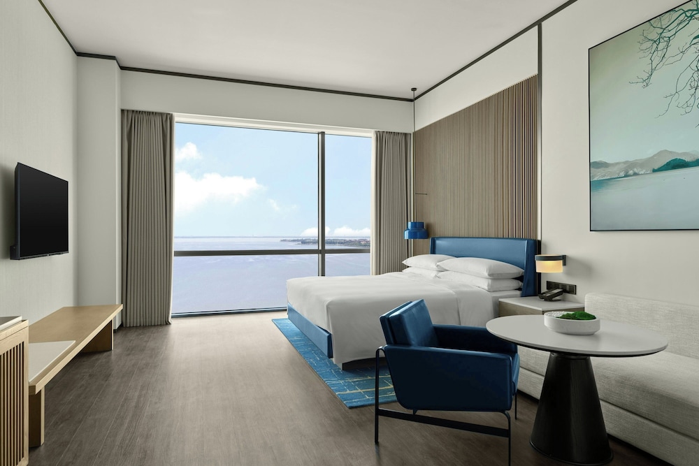 Executive Room, 1 King Bed, Lake View