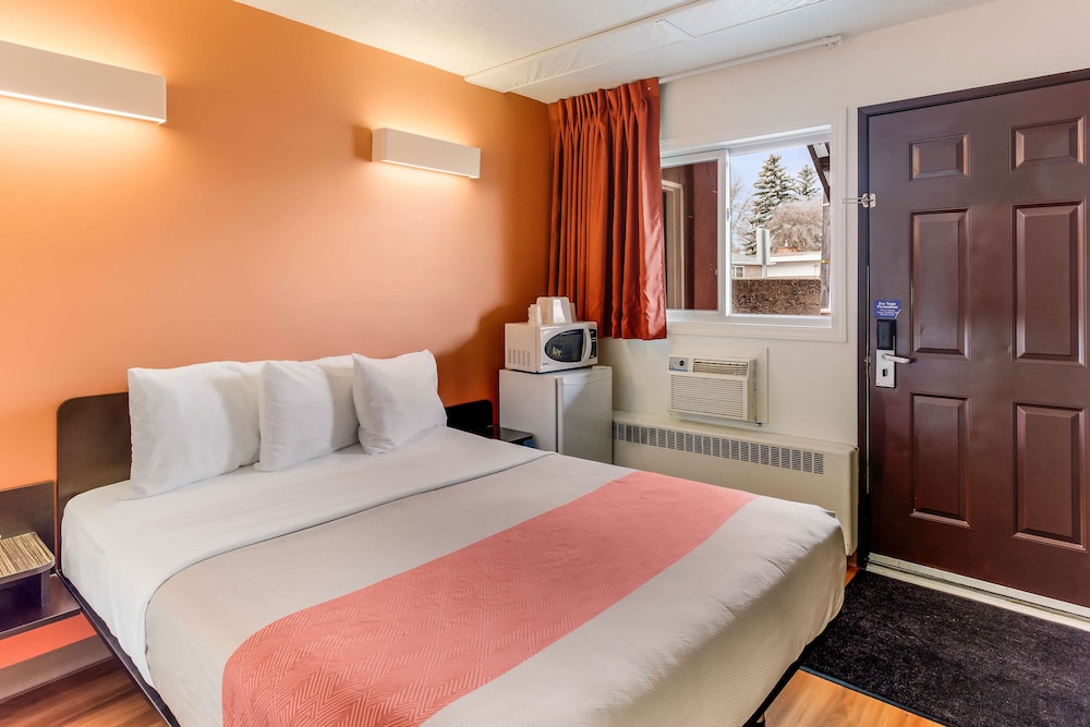 Standard Room, 1 Queen Bed, Non Smoking, Refrigerator & Microwave