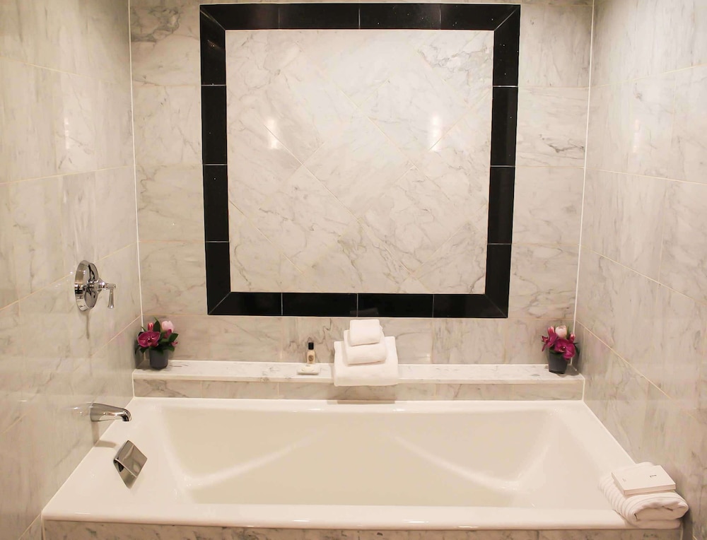 Suite, 1 King Bed (Constitution Suite) thumbnail 6