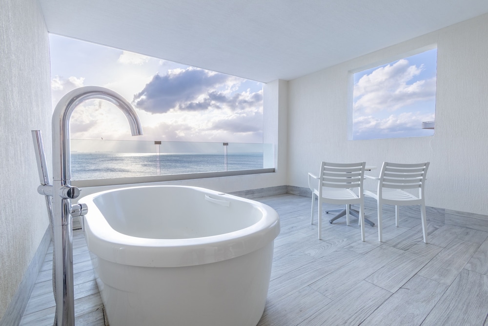 Superior Room, 2 Queen Beds, Bathtub thumbnail 5