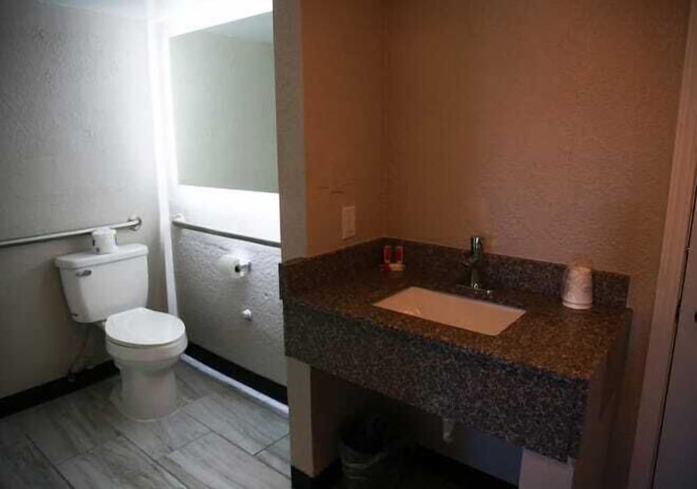 Room, 1 Queen Bed, Accessible, Non Smoking (Mobility) photo 2