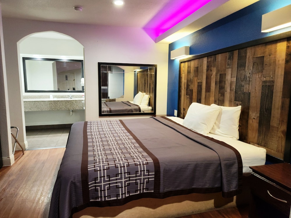 Deluxe Room, 1 King Bed, Smoking, Refrigerator & Microwave - Photo 3