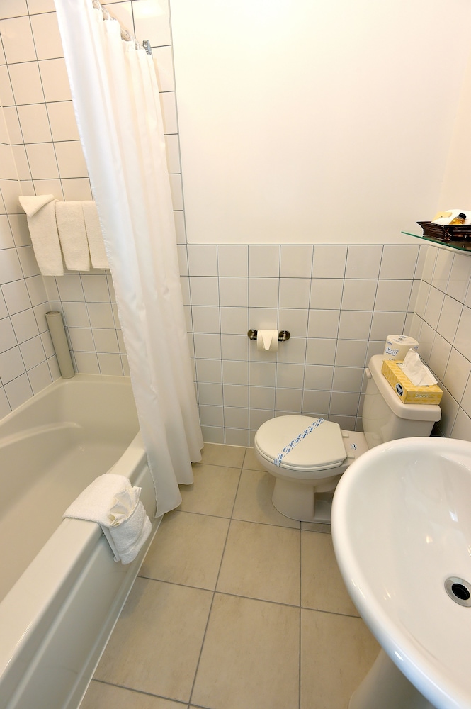 Standard Room, 2 Double Beds, River View photo 3