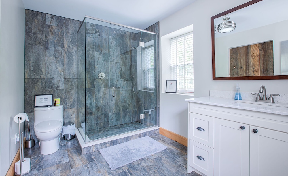 The Superior Suite, King Bed, Ensuite Washroom photo 2