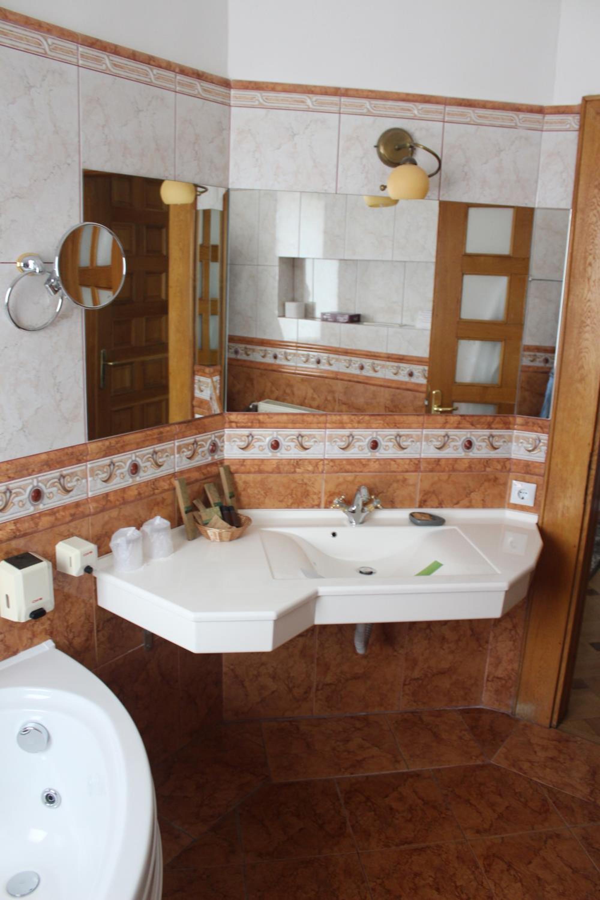 Deluxe Suite upper floors no elevator photo 3