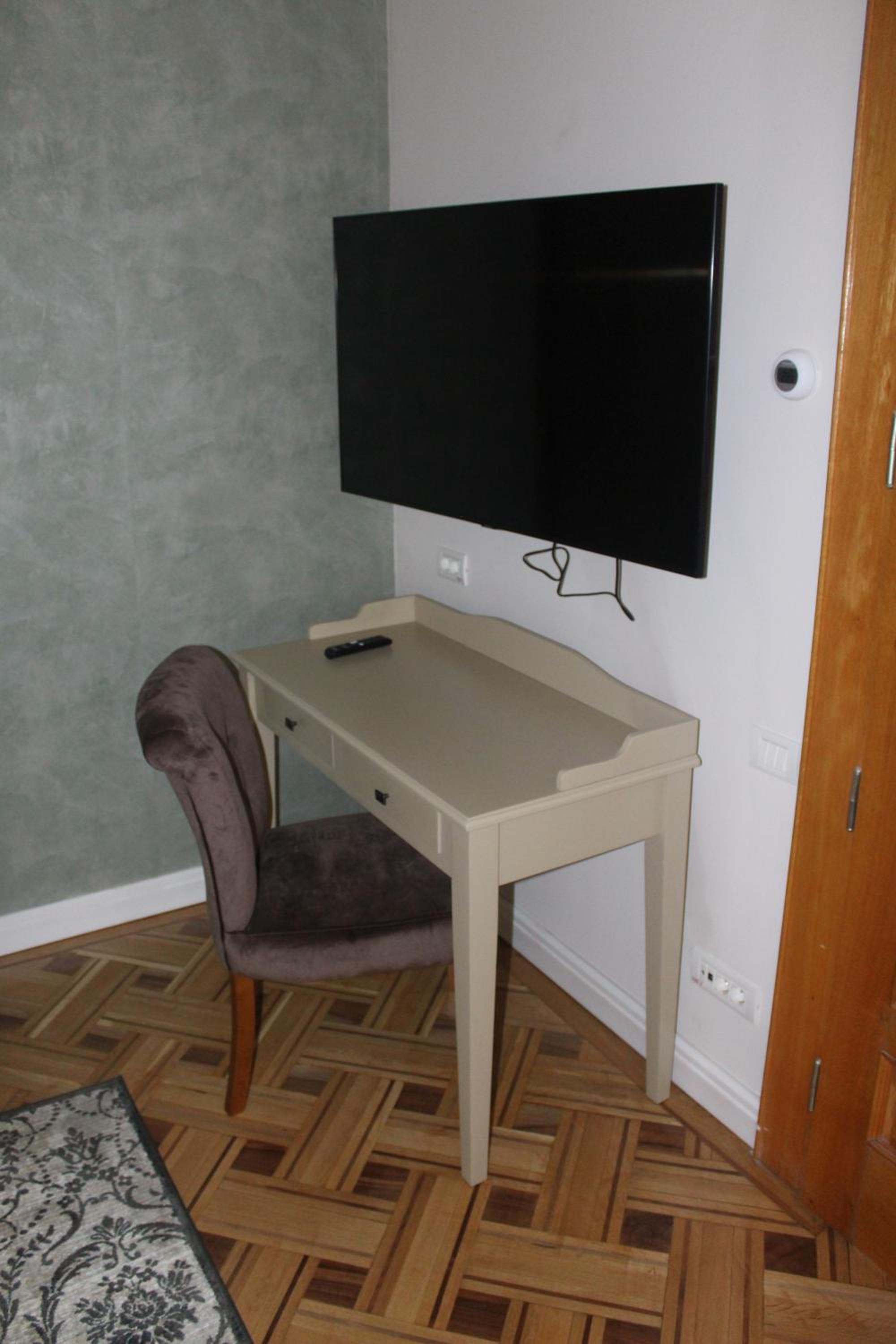 Deluxe Suite upper floors no elevator photo 2