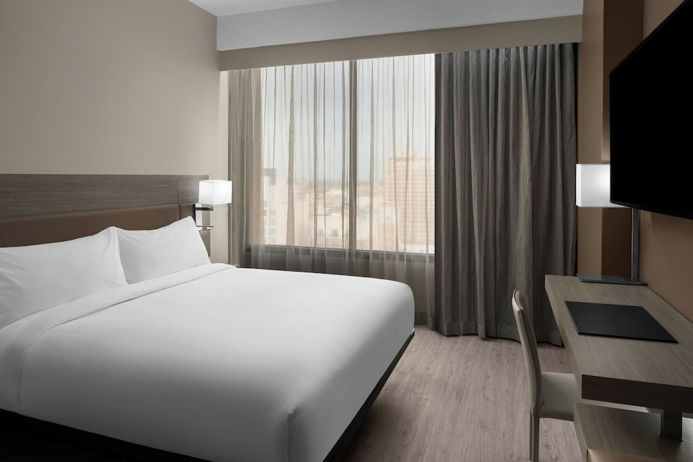 Room, 2 Queen Beds thumbnail 5