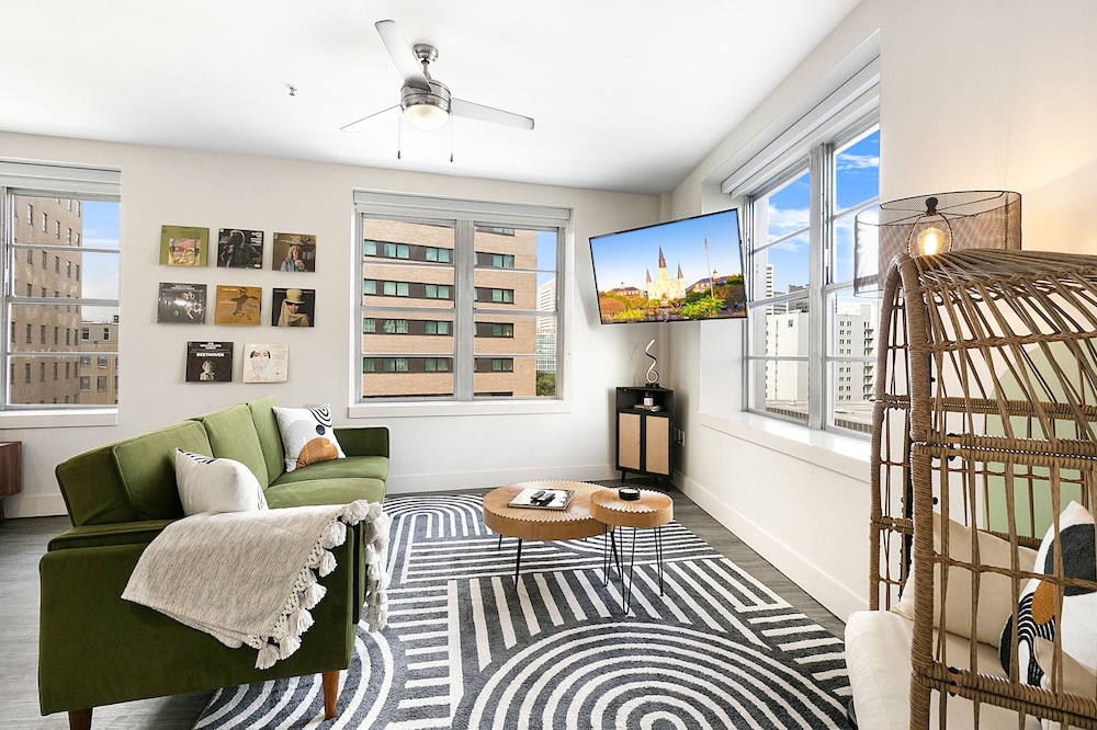 Luxury Condo, 2 Bedrooms, 2 Bathrooms