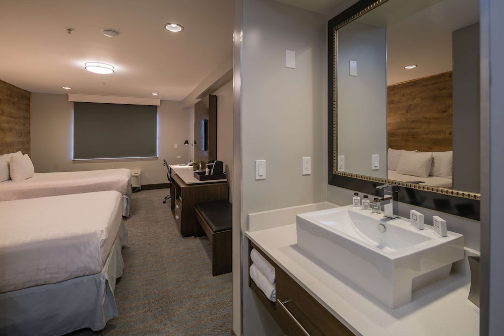 Deluxe Room, 2 Queen Beds, Non Smoking, Jetted Tub - Photo 4
