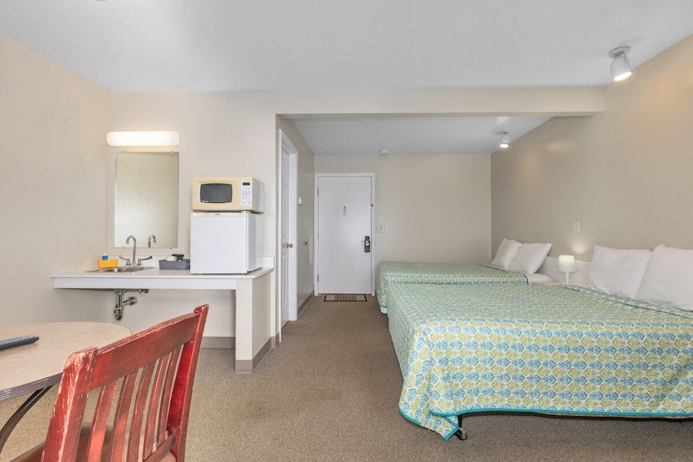 Comfort Room, 2 Double Beds, Lake View photo 3