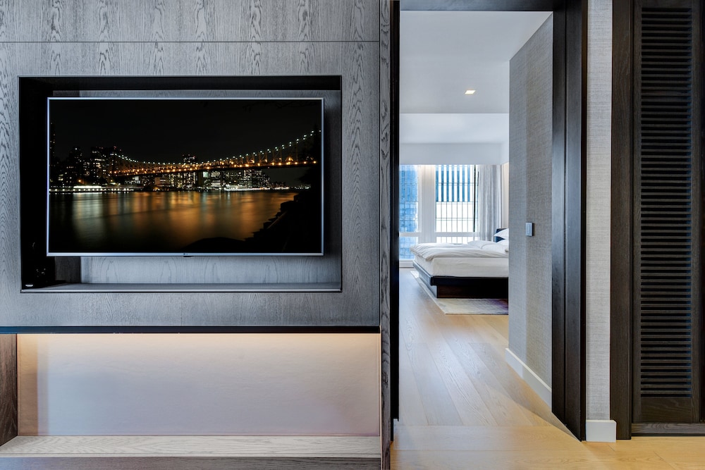 Deluxe Suite, 2 Bedrooms, City View, Corner (1 King Bed and 2 Double Beds)