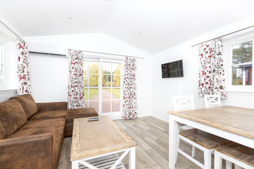 Classic Cabin, 2 Bedrooms, Patio, Beachside photo 3