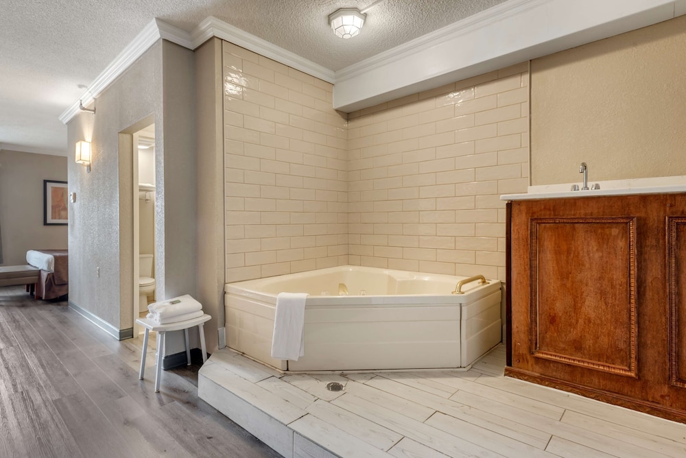 Suite, 1 King Bed, Non Smoking, Jetted Tub (Oversized Room) photo 1