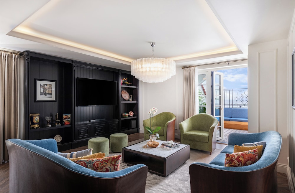 PRESTIGE 1 BEDROOM SUITE 1 KING PLAZA VIEW WITH BALCONY