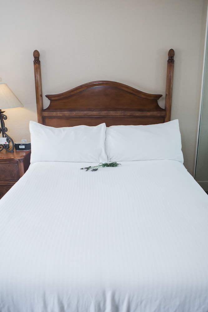 Upstairs Room, 1 Queen Bed